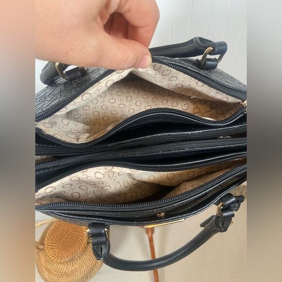 3 Guess Purse Bundle – Handbag, Quilted Crossbody & White Wristlet - Picture 11 of 13